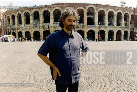 Verona, August 16, 2000. Pop singer-tenor Andrea Bocelli in front of Verona Arena, where in the evening he will perform Verdis Requiem Mass / Verona, 16 agosto 2000. Il cantante Andrea Bocelli davantio allArena di Verona, dove si esibirà la sera stessa nella Messa da Requiem di Verdi - ©Marcello Mencarini/Rosebud2