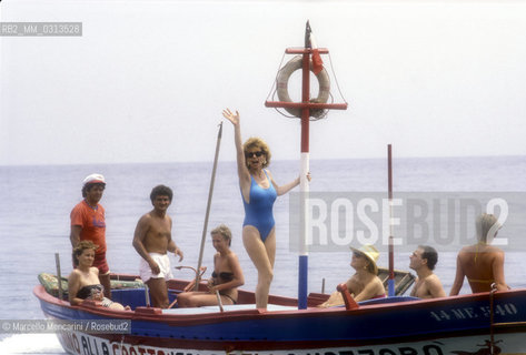Italian TV host Enrica Bonaccorti wearing a swimsuit on a boat, 1986 / La presentatrice televisiva Enrica Bonaccorti in costume da bagno su una barca - ©Marcello Mencarini/Rosebud2