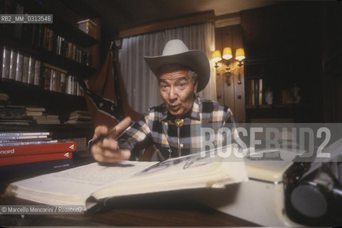 Milan, about 1985. Italian cartoonist Gianluigi Bonelli, author of the character Tex Willer, in his studio / Milano, 1985 circa. Il disegnatore di fumetti Gianluigi Bonelli, autore di Tex Willer, nel suo studio - ©Marcello Mencarini/Rosebud2