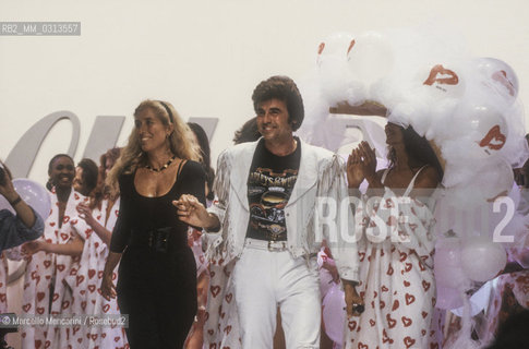 Milan 1988. Italian fashion designer Chiara Bony during a fashion show with pop singer Little Tony / Milano, 1988. La stilista Chiara Boni durante una sfilata con il cantante Little Tony - ©Marcello Mencarini/Rosebud2