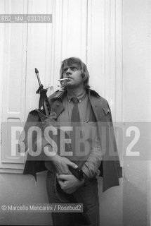 Bologna, 1981. Italian cartoonist Bonvi (Franco Bonvicini) in his studio dressed as a character of his comic strip Sturmtruppen / Il fumettista Bonvi (Franco Bonvicini) nel suo studio vestito come un personaggio della sua striscia Sturmtruppen, 1981 - ©Marcello Mencarini/Rosebud2