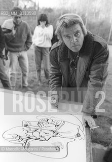 Lucca Comics 1984. Italian cartoonist Bonvi (Franco Bonvicini) drawing a character of his comic strip Sturmtruppen / Lucca. Salone del Fumetto 1984. Il fumettista Bonvi (Franco Bonvicini) mentre disengna un personaggio della sua striscia Sturmtruppen- ©Marcello Mencarini/Rosebud2