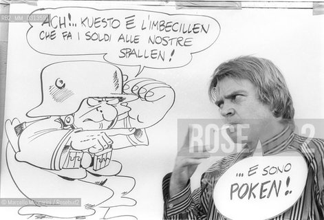 Lucca Comics 1984. Italian cartoonist Bonvi (Franco Bonvicini) posing near to a character of his comic strip Sturmtruppen / Lucca. Salone del Fumetto 1984. Il fumettista Bonvi (Franco Bonvicini) accanto a un personaggio dela sua striscia Sturmtruppen - ©Marcello Mencarini/Rosebud2
