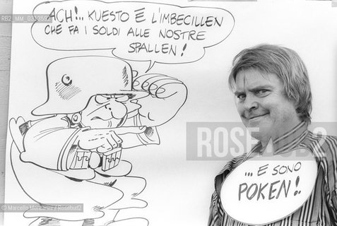 Lucca Comics 1984. Italian cartoonist Bonvi (Franco Bonvicini) posing near to a character of his comic strip Sturmtruppen / Lucca. Salone del Fumetto 1984. Il fumettista Bonvi (Franco Bonvicini) accanto a un personaggio dela sua striscia Sturmtruppen - ©Marcello Mencarini/Rosebud2