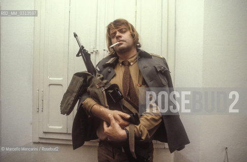 Bologna, 1981. Italian cartoonist Bonvi (Franco Bonvicini) in his studio dressed as a character of his comic strip Sturmtruppen / Il fumettista Bonvi (Franco Bonvicini) nel suo studio vestito come un personaggio della sua striscia Sturmtruppen, 1981 - ©Marcello Mencarini/Rosebud2