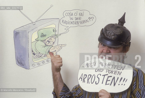 Lucca Comics 1984. Italian cartoonist Bonvi (Franco Bonvicini) posing near to a character of his comic strip Sturmtruppen / Lucca. Salone del Fumetto 1984. Il fumettista Bonvi (Franco Bonvicini) accanto a un personaggio dela sua striscia Sturmtruppen - ©Marcello Mencarini/Rosebud2