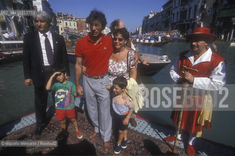 September 4, 1994. Italian politician Umberto Bossi at Venice Historical Regatta with his wife Manuela Marrone and two of their three sons: Renzo and Roberto Libertà / 4 settembre 1994. Il politico leghista Umberto Bossi alla Regata storica di Venezia con la mogle Manuela Marrone e due dei loro tre figli: Renzo e Roberto Libertà - ©Marcello Mencarini/Rosebud2