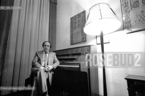 French composer and conductor Pierre Boulez in a dressing room of La Scala Theater (about 1980) / Il compositore e direttore dorchestra Pierre Boulez in un camerino del Teatro alla Scala (1980 circa) - ©Marcello Mencarini/Rosebud2