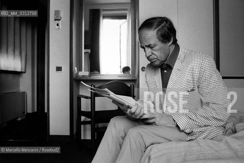 French composer and conductor Pierre Boulez in a hotel room (1985) / Il compositore e direttore dorchestra Pierre Boulez in una camera dalbergo (1985) - ©Marcello Mencarini/Rosebud2