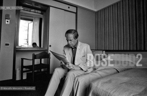 French composer and conductor Pierre Boulez in a hotel room (1985) / Il compositore e direttore dorchestra Pierre Boulez in una camera dalbergo (1985) - ©Marcello Mencarini/Rosebud2