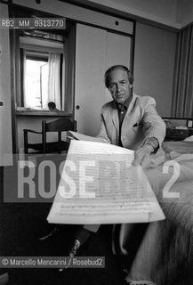 French composer and conductor Pierre Boulez in a hotel room (1985) / Il compositore e direttore dorchestra Pierre Boulez in una camera dalbergo (1985) - ©Marcello Mencarini/Rosebud2