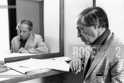 French composer and conductor Pierre Boulez in a hotel room (1985) / Il compositore e direttore dorchestra Pierre Boulez in una camera dalbergo (1985) - ©Marcello Mencarini/Rosebud2