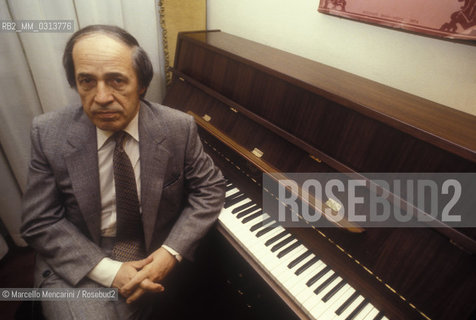 French composer and conductor Pierre Boulez in a dressing room of La Scala Theater (about 1980) / Il compositore e direttore dorchestra Pierre Boulez in un camerino del Teatro alla Scala (1980 circa) - ©Marcello Mencarini/Rosebud2