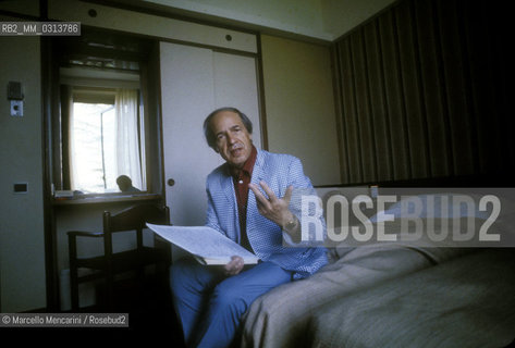 French composer and conductor Pierre Boulez in a hotel room (1985) / Il compositore e direttore dorchestra Pierre Boulez in una camera dalbergo (1985) - ©Marcello Mencarini/Rosebud2