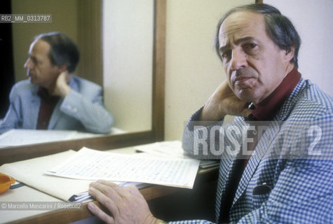 French composer and conductor Pierre Boulez in a hotel room (1985) / Il compositore e direttore dorchestra Pierre Boulez in una camera dalbergo (1985) - ©Marcello Mencarini/Rosebud2