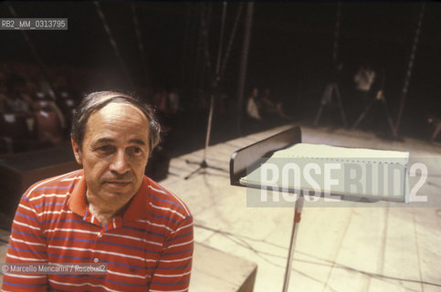 French composer and conductor Pierre Boulez conducting (1985) / Il compositore e direttore dorchestra Pierre Boulez mentre dirige (1985) - ©Marcello Mencarini/Rosebud2