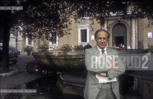 Rome, about 1985. French composer and conductor Pierre Boulez in front of Villa Medici, seat of the French Academy / Pierre Boulez, compositore e direttore dorchestra davanti a Villa Medici, sede dellAccademia di Francia (1985 circa) - ©Marcello Mencarini/Rosebud2