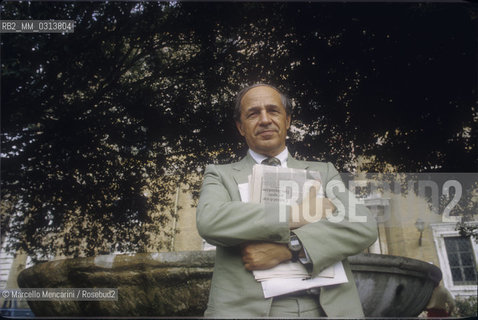 Rome, about 1985. French composer and conductor Pierre Boulez in front of Villa Medici, seat of the French Academy / Pierre Boulez, compositore e direttore dorchestra davanti a Villa Medici, sede dellAccademia di Francia (1985 circa) - ©Marcello Mencarini/Rosebud2