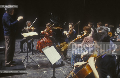 French composer and conductor Pierre Boulez conducting the Ensemble Intercontemporain (1991) / Il compositore e direttore dorchestra Pierre Boulez mentre dirige lEnsemble Intercontemporain (1991) - ©Marcello Mencarini/Rosebud2