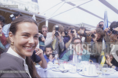 Cannes Film Festival, about 1985. French actress Carole Bouquet at table surrounded by the photographers / Festival del Cinema di cannes, 1985 circa. Lattrice Carole Bouquet a tavola circondata dai fotografi - ©Marcello Mencarini/Rosebud2