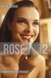 French actress Carole Bouquet putting makeup on (about 1985) / Lattrice Carole Bouquet mentre si trucca (1985 circa) - ©Marcello Mencarini/Rosebud2