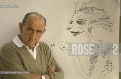 Lucca, 1984. Argentinian cartoonist Alberto Breccia posing next to one of his drawing / Lucca, 1984. Il disegnatore Alberto Breccia posa accanto a un suo disegno - ©Marcello Mencarini/Rosebud2
