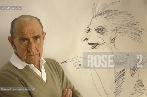 Lucca, 1984. Argentinian cartoonist Alberto Breccia posing next to one of his drawing / Lucca, 1984. Il disegnatore Alberto Breccia posa accanto a un suo disegno - ©Marcello Mencarini/Rosebud2