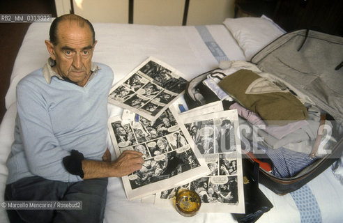 Lucca, 1984. Argentinian cartoonist Alberto Breccia on the bed in his hotel room with some of his comics / Lucca, 1984. Il disegnatore Alberto Breccia sul letto della sua caera dalbergo con alcuni dei suoi fumetti - ©Marcello Mencarini/Rosebud2