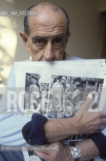 Lucca, 1984. Argentinian cartoonist Alberto Breccia holding one of his comics / Lucca, 1984. Il disegnatore Alberto Breccia con in mano uno dei suoi fumetti - ©Marcello Mencarini/Rosebud2