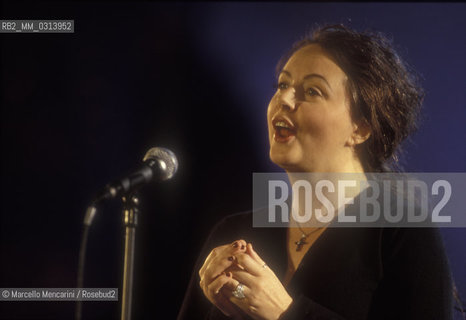 Vatican City, December 1998. British classical-pop soprano Sarah Brightman during the rehearsal of the Vaticans Christmas Concert 1998/ Città del Vaticano, dicembre 1998. La cantante lirica e pop Sarah Brightman durante le prove del Concerto di Natale in Vaticano 1998 - ©Marcello Mencarini/Rosebud2
