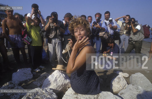 Venice Lido, Venice Film Festival 1992. Italian actress Nancy Brilli surrounded by the photographers / Lido di Venezia, Mostra del Cinema di Venezia 1992. Lattrice Nancy Brilli circondata dai fotografi - ©Marcello Mencarini/Rosebud2