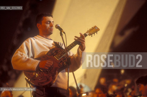 Vatican City, December 1999. Italian pop singer Alex Britti during the rehearsal of the Vaticans Christmas Concert 1999/ Città del Vaticano, dicembre 1999. Il cantante Alex Britti durante le prove del Concerto di Natale in Vaticano 1999 - ©Marcello Mencarini/Rosebud2