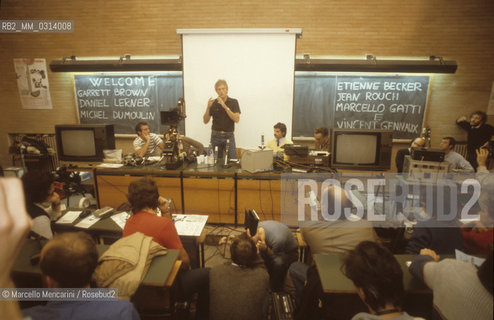 LAquila, about 1985. Inventor of the Steadicam, cameraman Garrett Brown, holds a workshop at the Festival Una città in cinema (a Town in Cinema) / LAquila, 1985 circa. Linventore della Steadicam,  il cameraman Garrett Brown, durante un workshop al Festival Una città in Cinema - ©Marcello Mencarini/Rosebud2