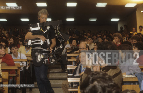 LAquila, about 1985. Inventor of the Steadicam, cameraman Garrett Brown, holds a workshop at the Festival Una città in cinema (a Town in Cinema) / LAquila, 1985 circa. Linventore della Steadicam,  il cameraman Garrett Brown, durante un workshop al Festival Una città in Cinema - ©Marcello Mencarini/Rosebud2