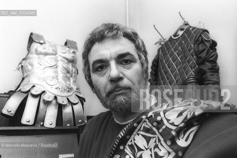 Italian opera baritone Renato Bruson in his dressing room before performing (1981) / Il baritono Renato Bruson in camerino prima di entrare in scena (1981) - ©Marcello Mencarini/Rosebud2