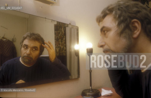 Italian opera baritone Renato Bruson in his dressing room before performing (1981) / Il baritono Renato Bruson in camerino prima di entrare in scena (1981) - ©Marcello Mencarini/Rosebud2