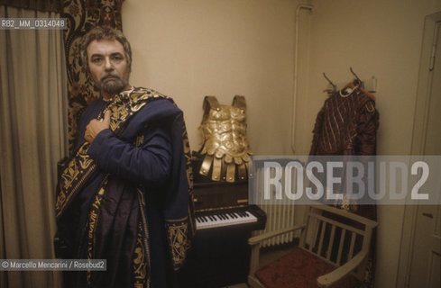 Italian opera baritone Renato Bruson in his dressing room before performing (1981) / Il baritono Renato Bruson in camerino prima di entrare in scena (1981) - ©Marcello Mencarini/Rosebud2