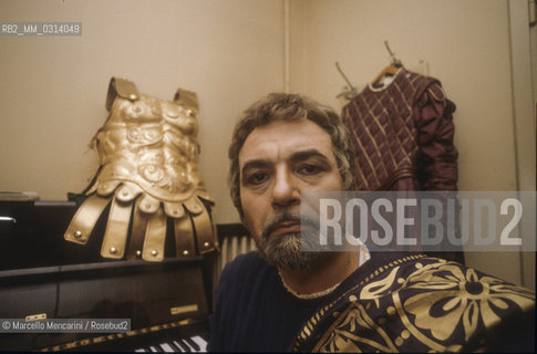 Italian opera baritone Renato Bruson in his dressing room before performing (1981) / Il baritono Renato Bruson in camerino prima di entrare in scena (1981) - ©Marcello Mencarini/Rosebud2