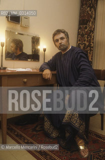 Italian opera baritone Renato Bruson in his dressing room before performing (1981) / Il baritono Renato Bruson in camerino prima di entrare in scena (1981) - ©Marcello Mencarini/Rosebud2