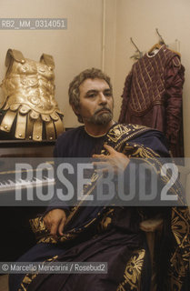 Italian opera baritone Renato Bruson in his dressing room before performing (1981) / Il baritono Renato Bruson in camerino prima di entrare in scena (1981) - ©Marcello Mencarini/Rosebud2