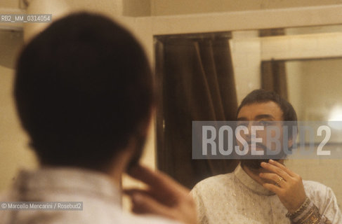 Milan, La Scala Thester, about 1980. Italian opera baritone Renato Bruson in his dressing room before performing / Milano, Teatro alla Scala, 1980 circa. Il baritono Renato Bruson in camerino prima di entrare in scena - ©Marcello Mencarini/Rosebud2