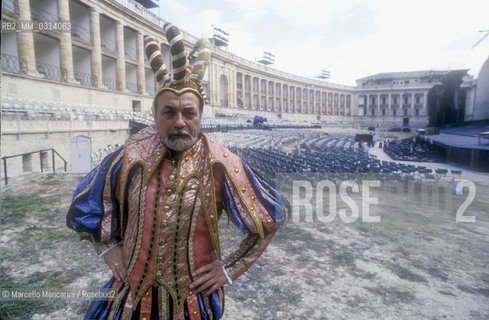 Macerata Spheristerium, 1993. Italian opera baritone Renato Bruson as Rigoletto before performing / Sferisterio di Macerata, 1993. Il baritono Renato Bruson in costume da Rigoletto prima dello spettacolo - ©Marcello Mencarini/Rosebud2