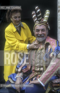 Macerata Spheristerium, 1993. Italian opera baritone Renato Bruson as Rigoletto before performing, and his wife Tita Tegano / Sferisterio di Macerata, 1993. Il baritono Renato Bruson in costume da Rigoletto con la moglie Tita Tegano prima dello spettacolo  - ©Marcello Mencarini/Rosebud2