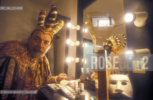 Macerata Spheristerium, 1993. Italian opera baritone Renato Bruson in his dressing room as Rigoletto before performing / Sferisterio di Macerata, 1993. Il baritono Renato Bruson nel suo camerino in costume da Rigoletto prima dello spettacolo - ©Marcello Mencarini/Rosebud2