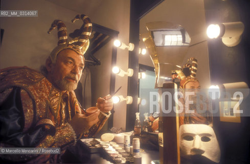 Macerata Spheristerium, 1993. Italian opera baritone Renato Bruson in his dressing room as Rigoletto before performing / Sferisterio di Macerata, 1993. Il baritono Renato Bruson nel suo camerino in costume da Rigoletto prima dello spettacolo - ©Marcello Mencarini/Rosebud2