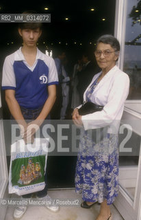 Venice Lido, Venice Film Festival 1988. Anna Larina Bukharina, wife of Soviet politician Nikolai Bukharin and her grandson Nicolai. The movie in competition Dear Gorbachev, directed by Carlo Lizzani, is dedicated to her and based on her and her husband story / Lido di Venezia, Mostra del Cinema di Venezia 1988. Anna Larina Bucharina, moglie del politico sovietico Nikolaj Bucharin, e suo nipote Nicolaj. A lei è dedicato il film in concorso Caro Gorbaciov, diretto da Carlo Lizzani e basato sulla storia di lei e di suo marito - ©Marcello Mencarini/Rosebud2
