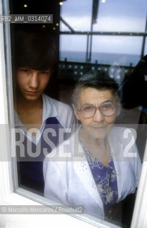 Venice Lido, Venice Film Festival 1988. Anna Larina Bukharina, wife of Soviet politician Nikolai Bukharin and her grandson Nicolai. The movie in competition Dear Gorbachev, directed by Carlo Lizzani, is dedicated to her and based on her and her husband story / Lido di Venezia, Mostra del Cinema di Venezia 1988. Anna Larina Bucharina, moglie del politico sovietico Nikolaj Bucharin, e suo nipote Nicolaj. A lei è dedicato il film in concorso Caro Gorbaciov, diretto da Carlo Lizzani e basato sulla storia di lei e di suo marito - ©Marcello Mencarini/Rosebud2