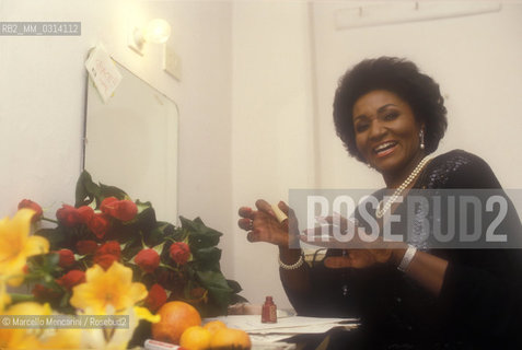 American soprano Grace Bumbry in her dressing room (about 1985) / Il soprano Grace Bumbry nel suo camerino (1985 circa) - ©Marcello Mencarini/Rosebud2