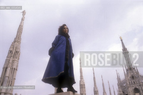 Milan, 1989. Fashion model Clarissa Burt  wearing a Fendi fur on the roof of Milan Cathedral / Milano, 1989. La modella Clarissa Burt indossa una pelliccia Fendi sul tetto del Duomo di Milano - ©Marcello Mencarini/Rosebud2