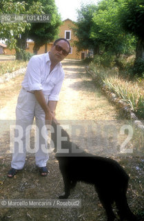 Genazzano (Rome), 1988. Italian composer Sylvano Bussotti in front of his home with his dog  / Genazzano (Roma), 1988. Il compositore Sylvano Bussotti davanti alla sua casa con il suo cane - ©Marcello Mencarini/Rosebud2